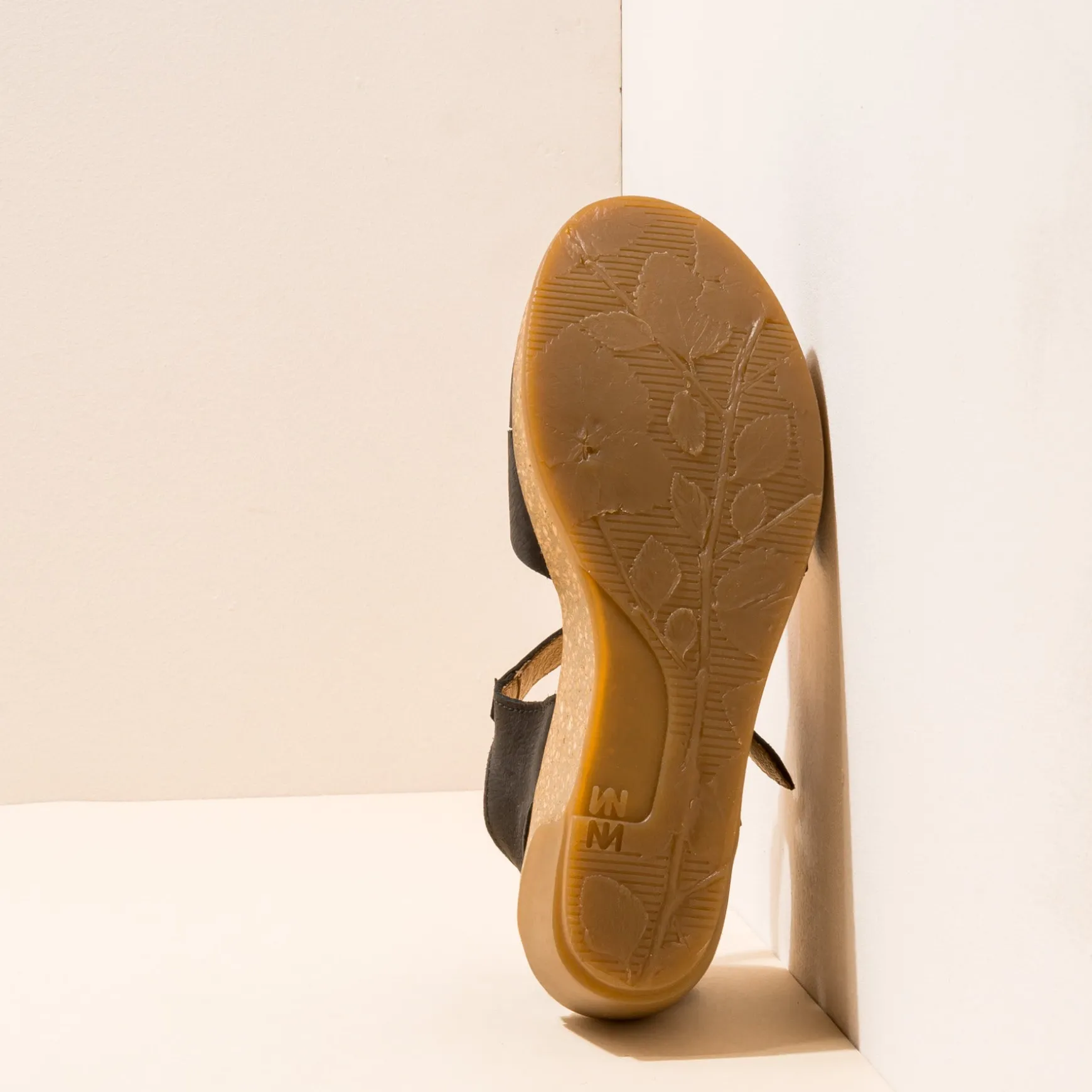 leaves_2.webp Sandalen-El Naturalista 5029 Leaves